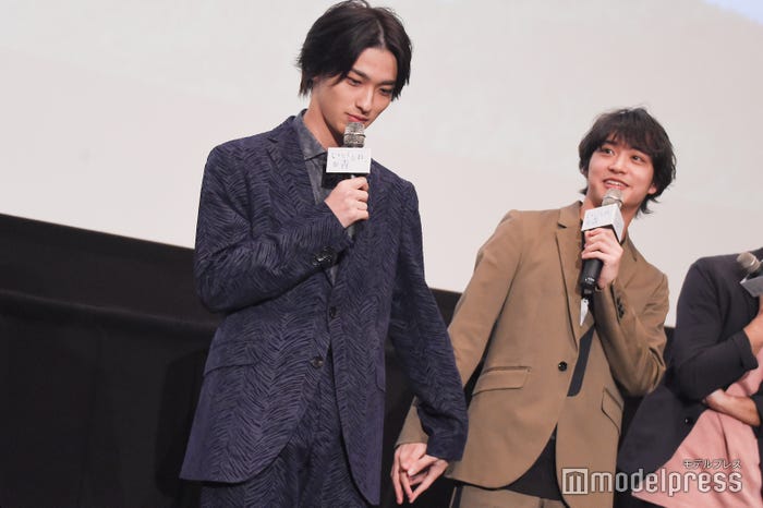 劇中のシーンを再現した横浜流星&松岡広大(C)モデルプレス