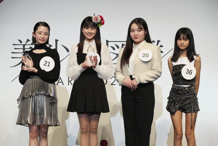 (左から)怜生さん、小原あめりさん、坂元彩華さん、比嘉メリアさん(C)美少女図鑑