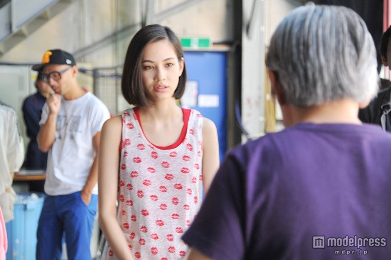 水原希子／ICEカップヌードル新CM「氷入れすぎた」篇メイキングカットより