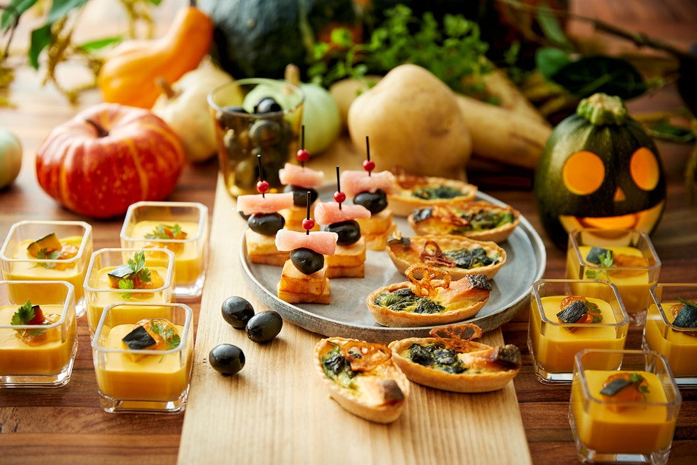 かぼちゃのムースをはじめ、鮭やオリーブなど旬の食材で作る前菜も（提供画像）