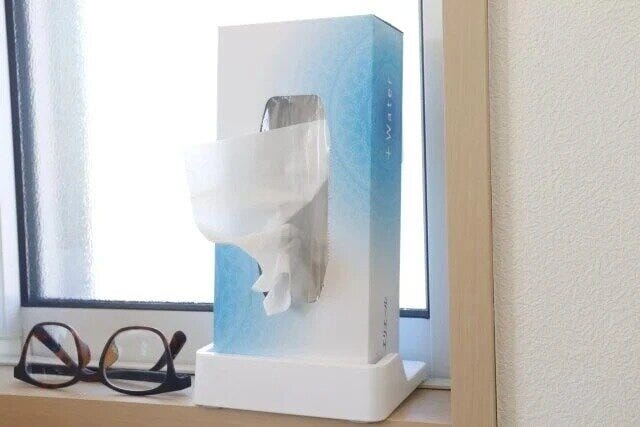 ダイソー ティッシュボックススタンド ダイソーの窓際に立て掛けられるティッシュボックススタンド