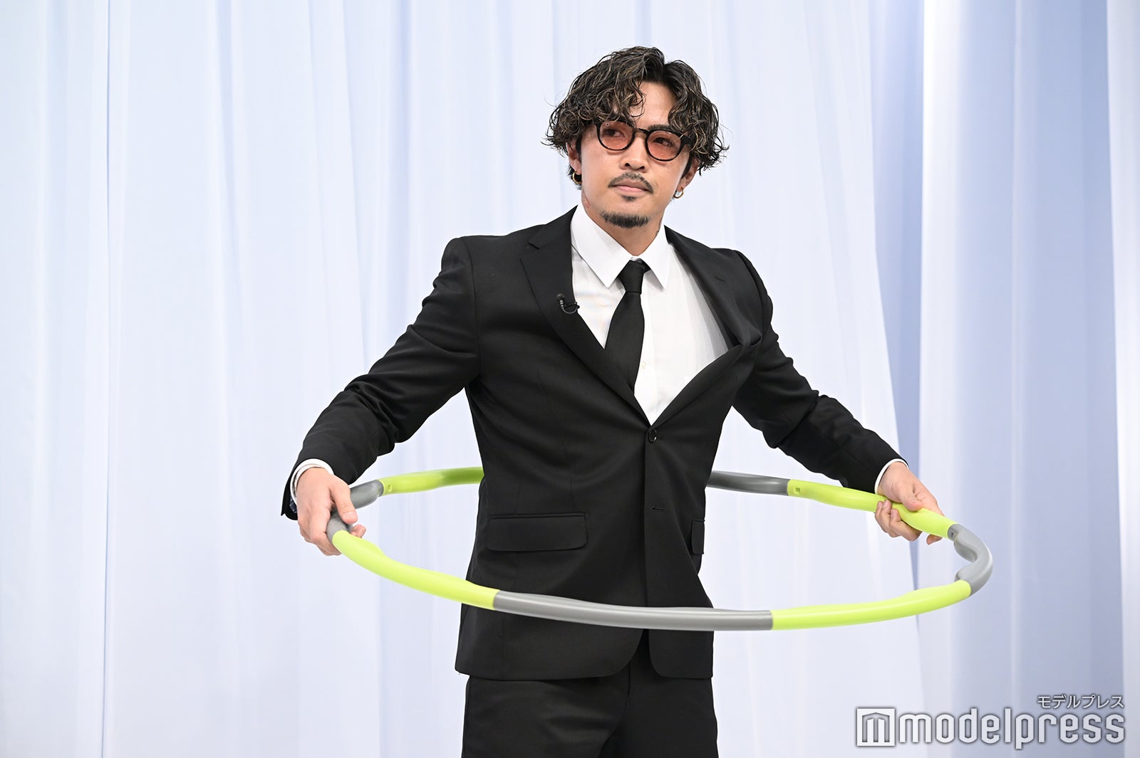 フラフープに挑戦する数原龍友（C）モデルプレス