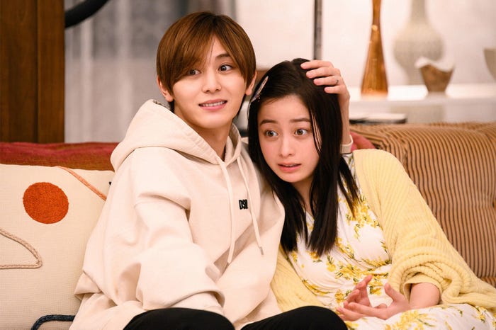 山田涼介、橋本環奈/「王様に捧ぐ薬指」第2話より(C)TBS