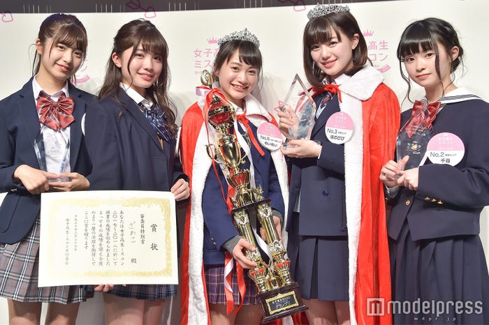 「女子高生ミスコン 2017-2018」(C)モデルプレス(左から)りおちょん(ヤングジャンプ賞)、ざわこ(審査員特別賞)、めいめい(グランプリ、マクドナルド賞)、ほのぴぴ(準グランプリ、フリュー賞)、千尋(モデルプレス賞)