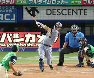 阪神・佐藤輝が今季3度目の3試合連続本塁打 33号ソロでヤクルトを突き放し、ホームラン王争いでも森下を引き離す