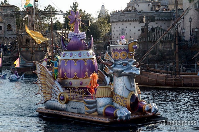 グーフィーの乗るアメジストのシーサーペント