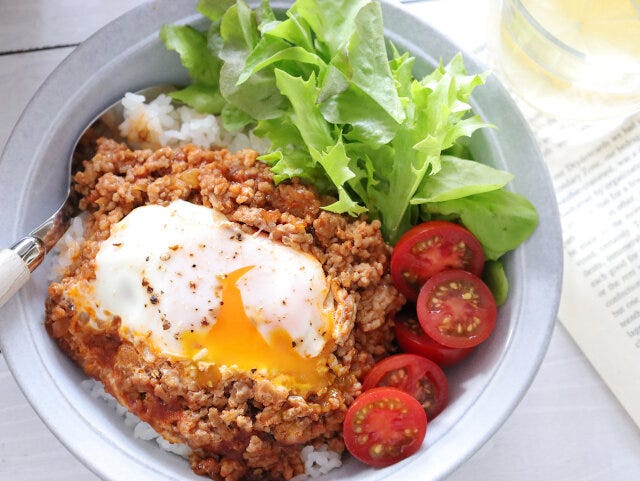 ワンパンそぼろのロコモコ丼　完成