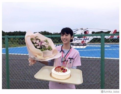 馬場ふみか「コード・ブルー」撮影現場でバースデー祝福 “ナース姿”を披露
