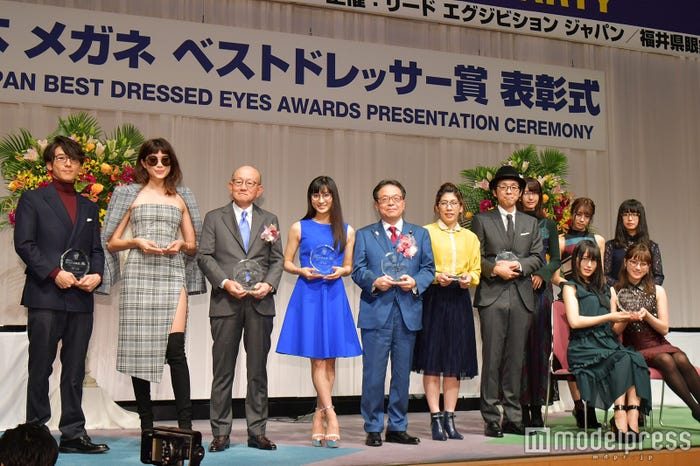 「第30回 日本メガネベストドレッサー賞」授賞者(左から)高橋一生、森星、岡藤正広氏、土屋太鳳、世耕弘成氏、吉田沙保里、宮藤官九郎、土生瑞穂、小林由依、長濱ねる(着席左から)菅井友香、守屋茜 (C)モデルプレス