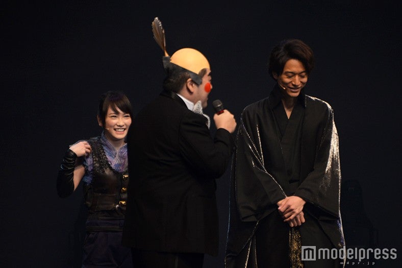 須藤公一からイジられる川栄李奈、浅香航大（C）モデルプレス