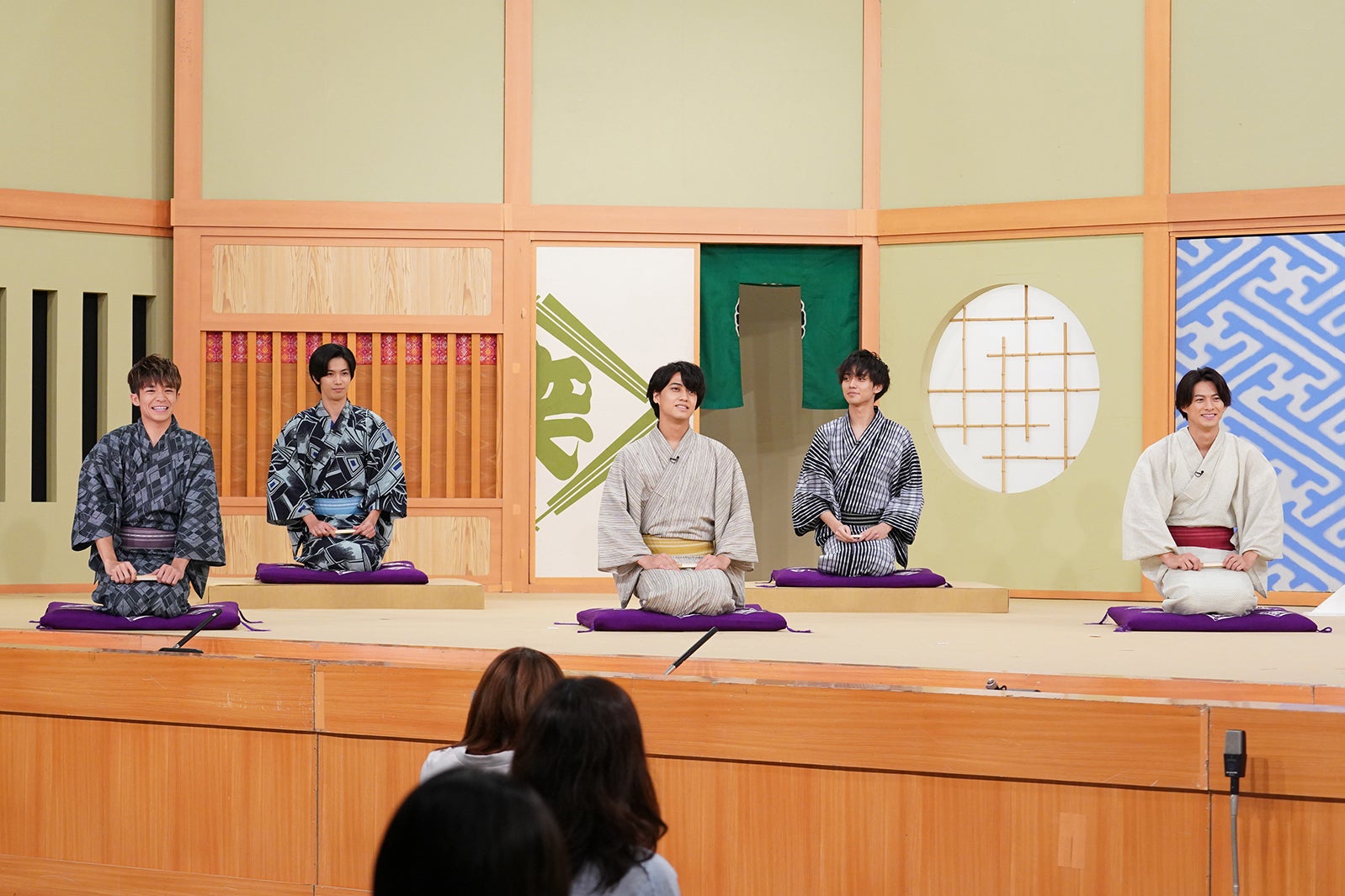 King ＆ Prince、メンバーカラーの帯の浴衣姿で大喜利 小道具にも反響＜24時間テレビ44＞