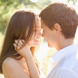 キスするときの手の位置はどこが良い ベストポジション6選 モデルプレス