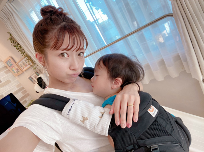 辻希美 すやすや三男の抱っこshot シャボン玉に夢中な写真を公開 可愛いです モデルプレス
