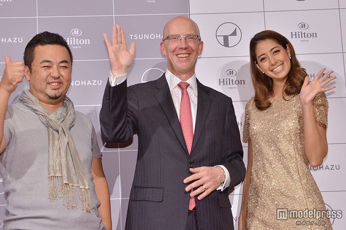 谷山直義(デザイナー)、マイケル・ウィリアムソン(ヒルトン東京ゼネラルマネージャー)、森泉