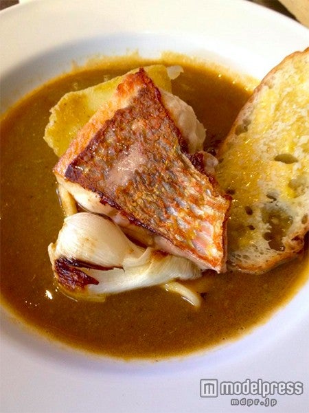 魚介のコクがきいた「スープ・ド・ポワソン」は「violette」の定番メニュー／画像提供：violette