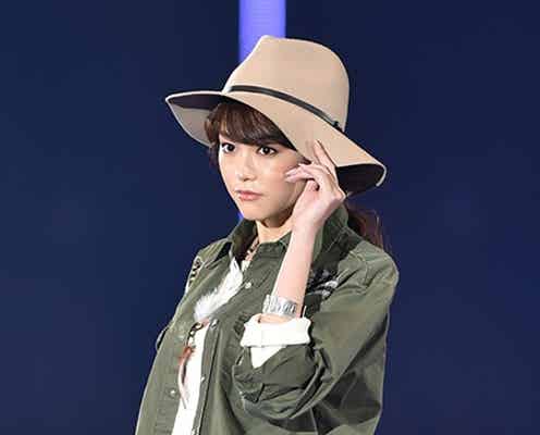 桐谷美玲、ほっそり美脚のぞかせ白ワンピをキュートに着こなし<TGC 2015S/S>