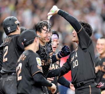 阪神・大山 佐藤輝と連弾劇的サヨナラアーチ 自身4本目「一番うれしかった」リーグ最速60勝 20日にもM29点灯