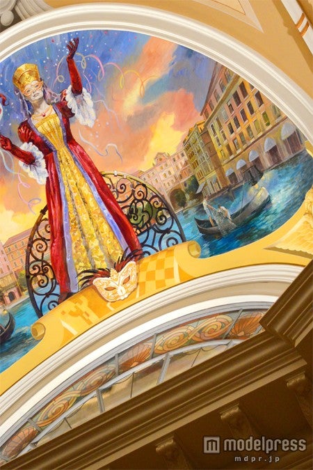 ホテルミラコスタの天井画に隠れミッキーを発見