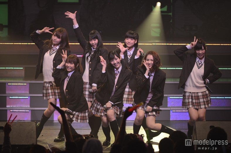 「初恋ダッシュ」を披露した渡り廊下走り隊7（C）AKS