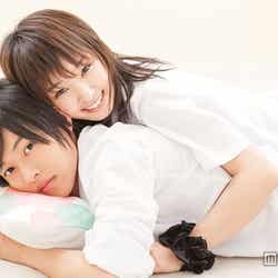 映画「L・DK」に出演する剛力彩芽(右)と山崎賢人(左)/「別冊フレンド」がコラボレーションした特別撮りおろしカット