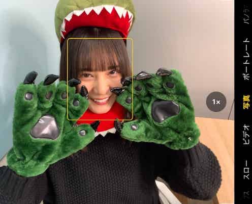 日向坂46小坂菜緒の恐竜コスプレ姿、金村美玖が激写 “なおみく”実況動画に「神企画」「臨場感すごい」と反響<日向撮VOL.01>