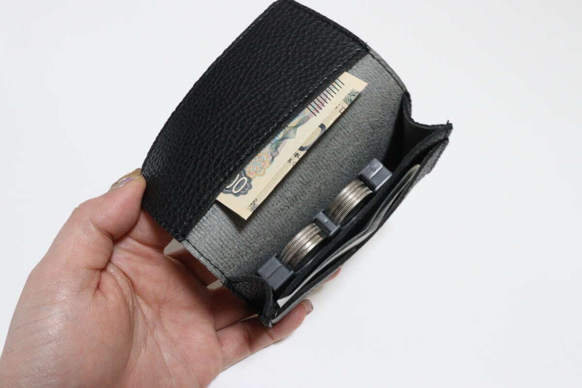 ダイソー レザー調マチ付き名刺ケース(ベーシック) ダイソーのレザー調マチ付き名刺ケース(ベーシック)にお金を入れる