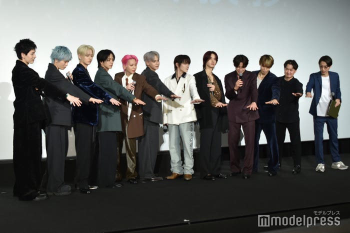 (左から)金城碧海、木全翔也、白岩瑠姫、大平祥生、川尻蓮、豆原一成、川西拓実、佐藤景瑚、河野純喜、與那城奨、稲垣哲朗監督、金田哲(C)モデルプレス