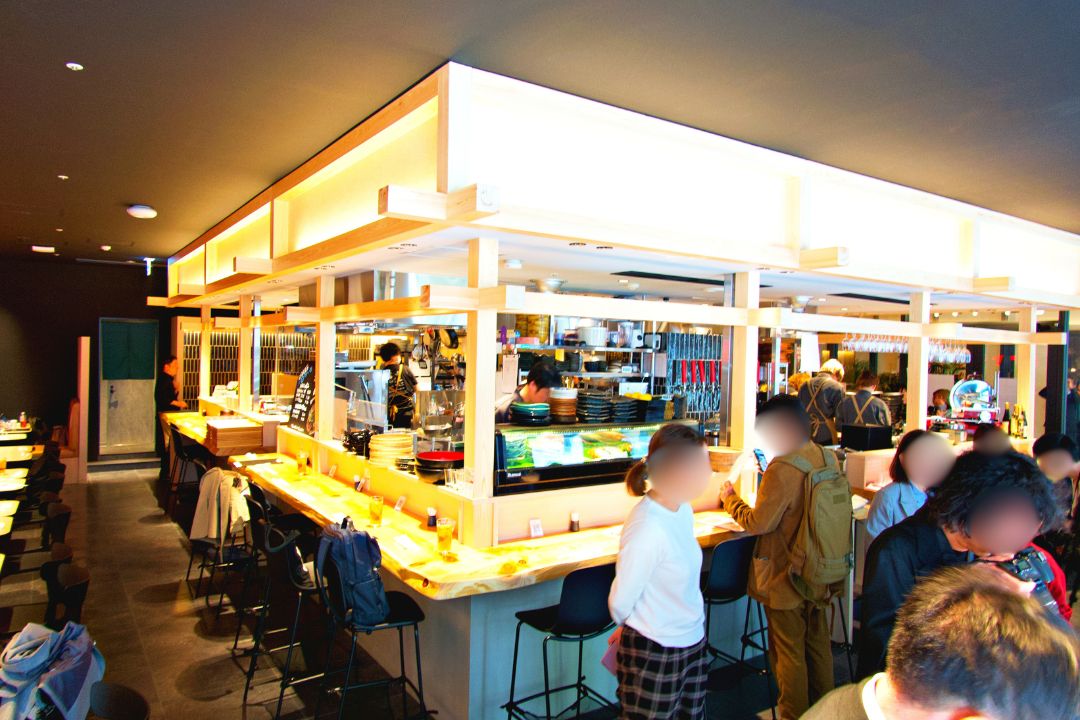 【大阪・淀屋橋】面倒な割り勘も不要！駅直結の進化系フードホール「ヨドヤバ」で昼飲みからディナーまで満喫