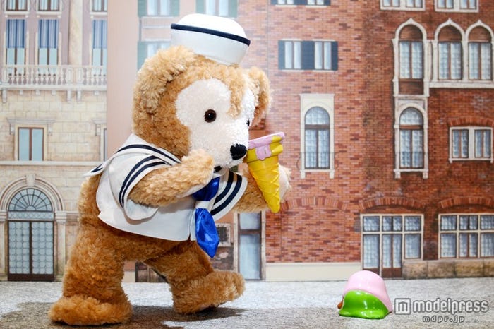 ミッキーとお散歩していたダッフィー、ジェラートを落としてしまう