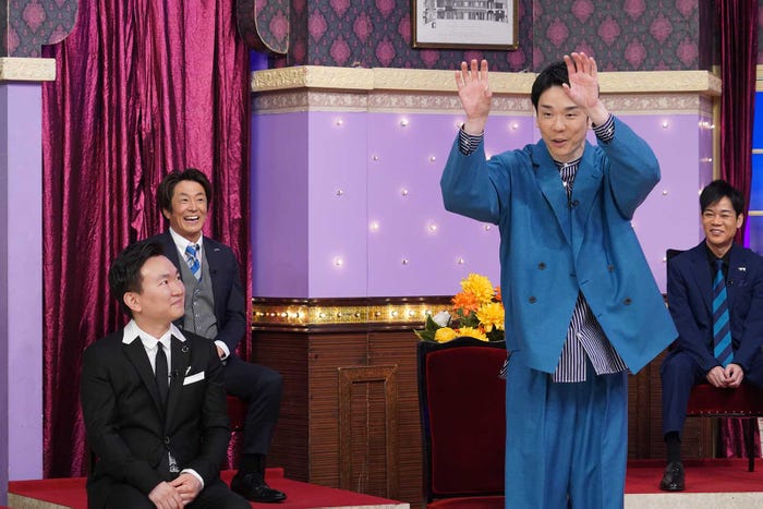 (後列左から)堀内健、名倉潤(前列)かまいたち (C)日本テレビ