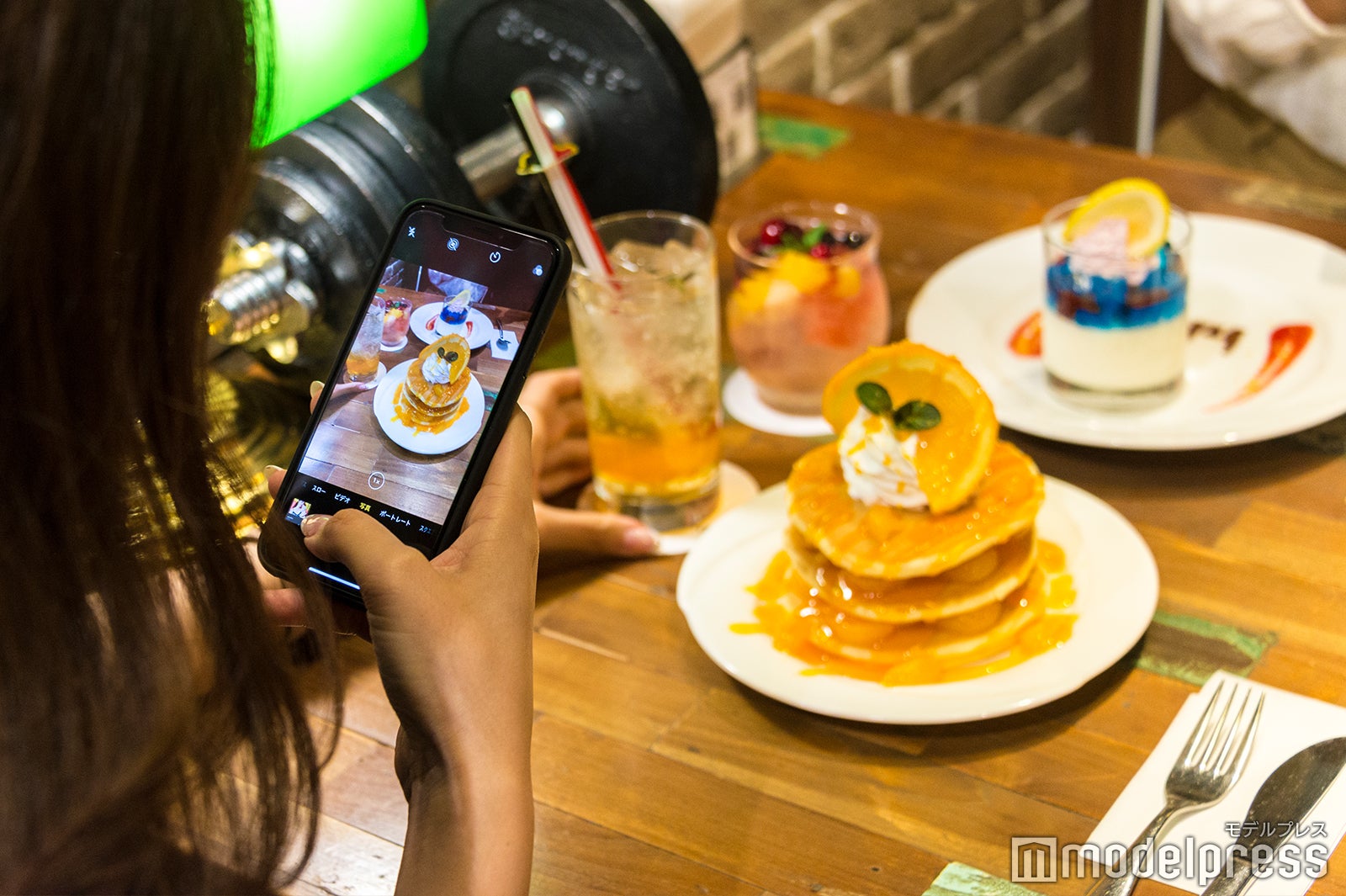 すかさずスマホで撮影 （C）モデルプレス