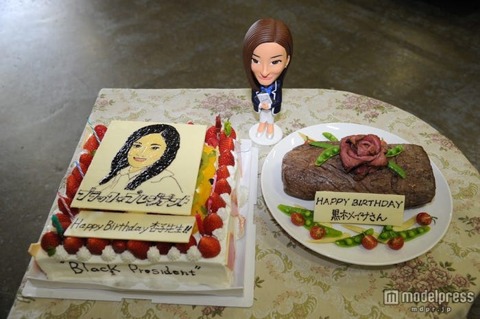 黒木メイサにプレゼントされたケーキとお肉(C)フジテレビ