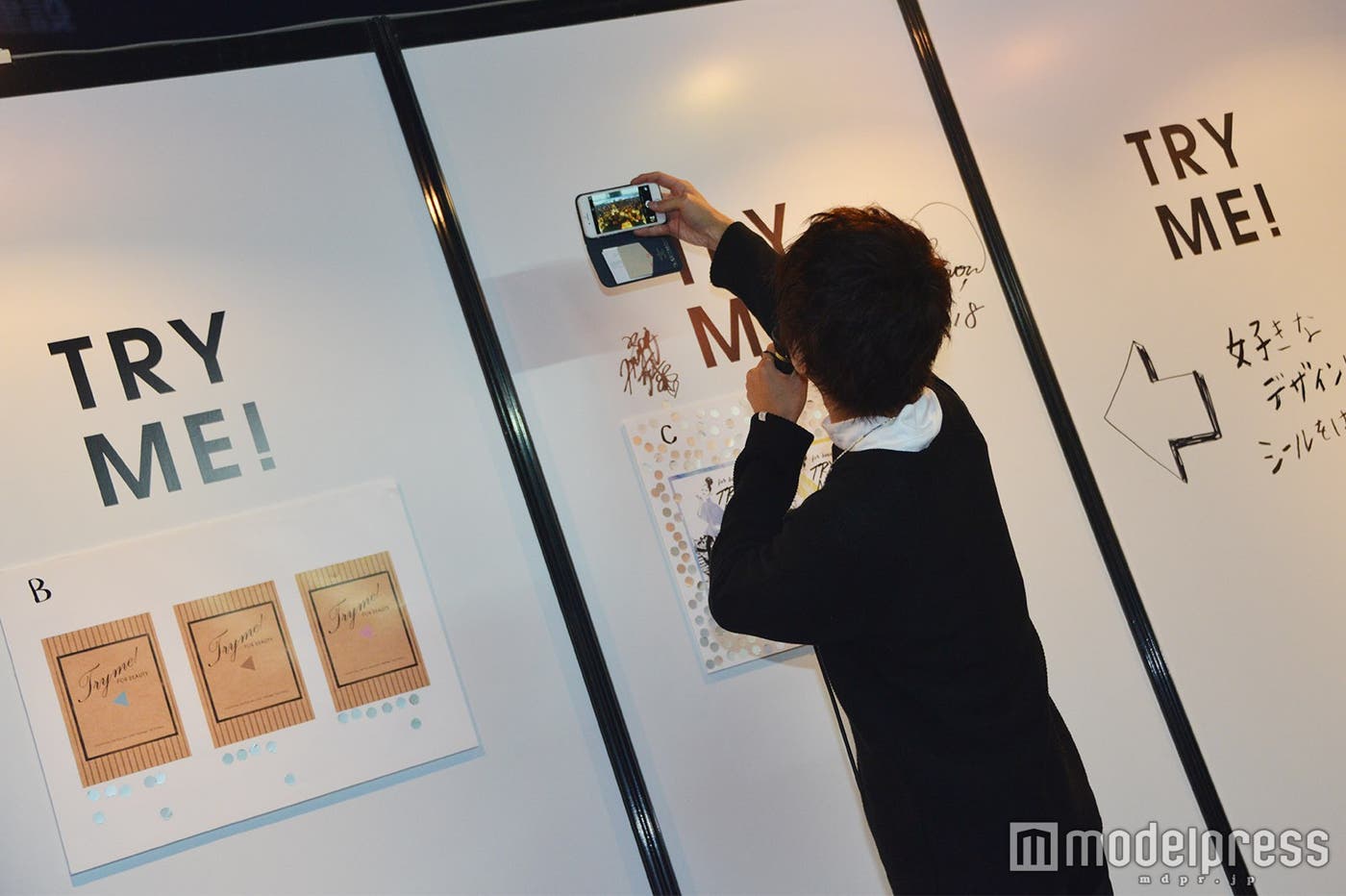 観客とセルフィーを撮る大倉士門 (C)モデルプレス