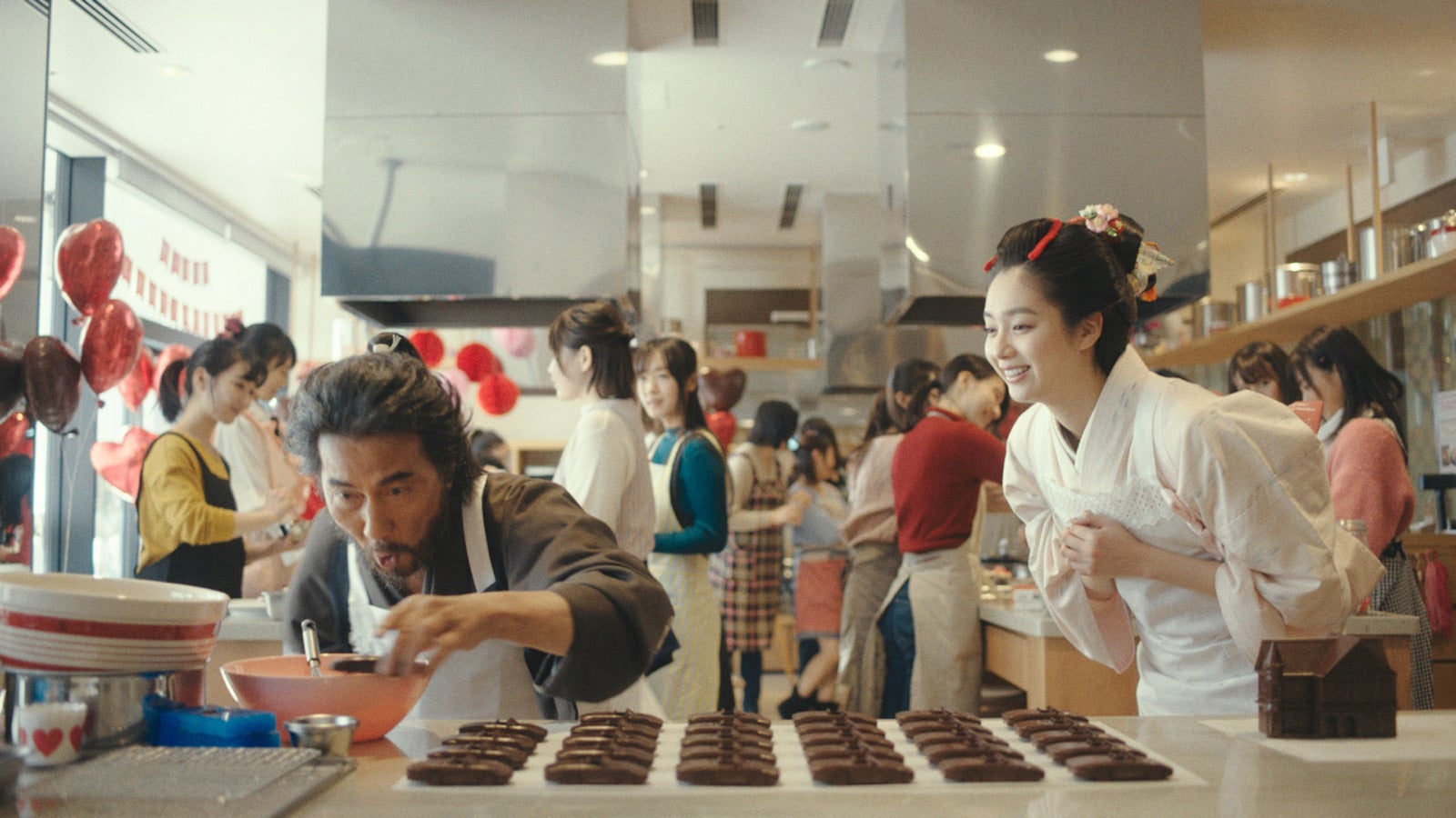 （左から）役所広司、新川優愛（提供写真）