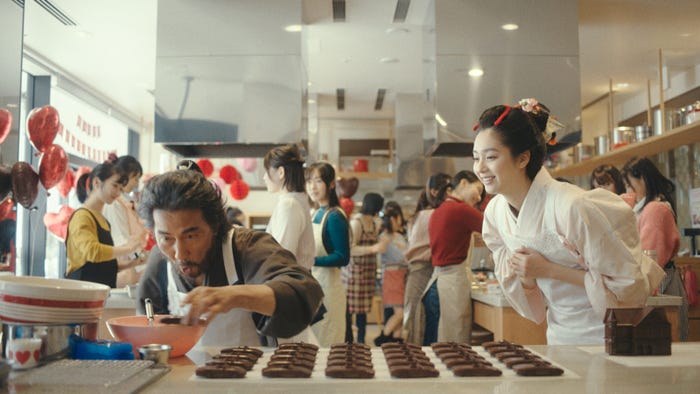 (左から)役所広司、新川優愛(提供写真)