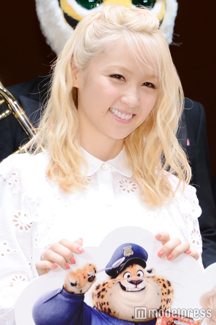 Dream Ami 金髪は 前髪アレンジ がポイント 白レースの 甘ガーリー コーデ ファッションチェック モデルプレス