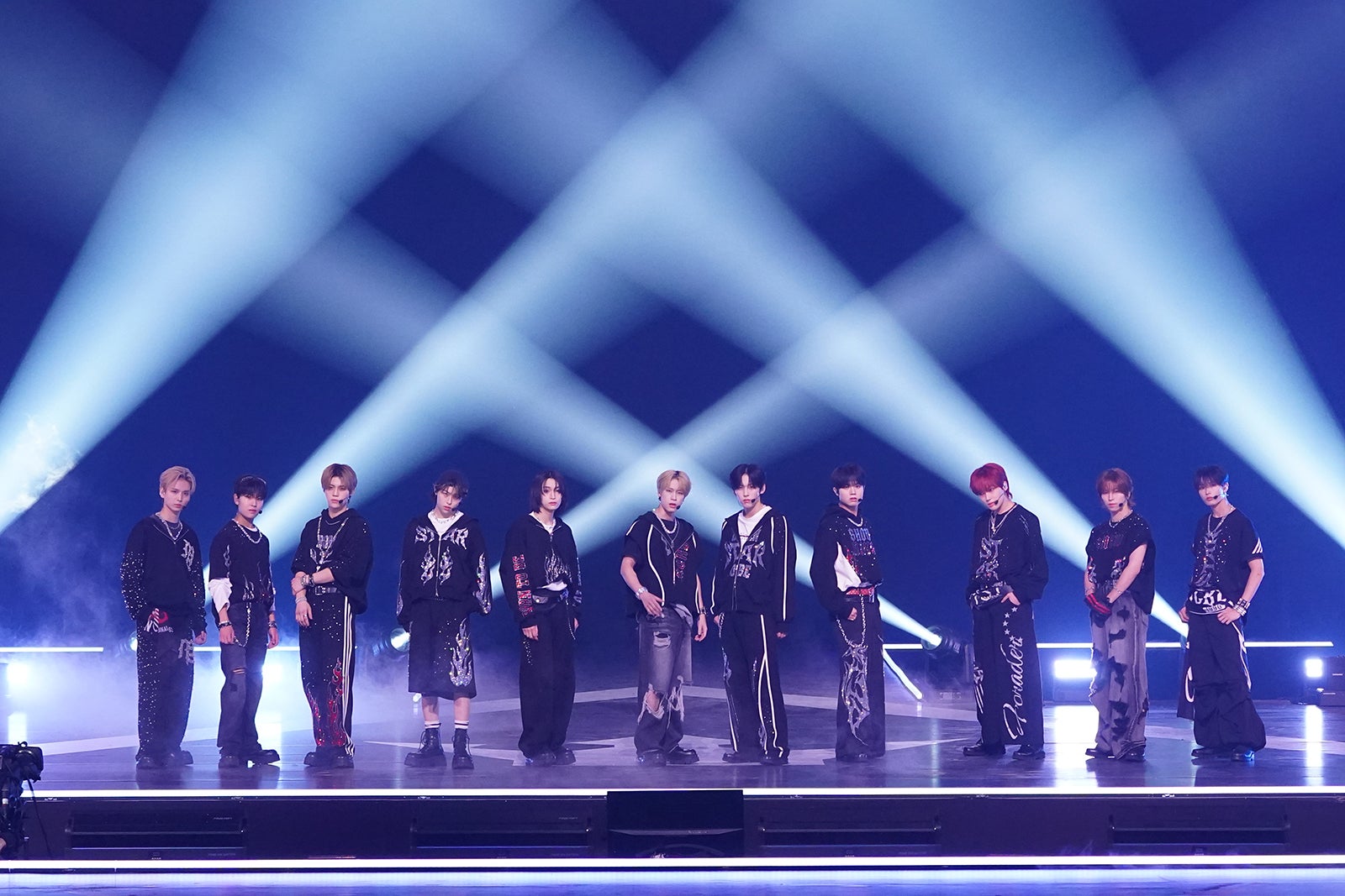 「BORN TO BE」パフォーマンスの様子（C）PRODUCE 101 JAPAN 新世界