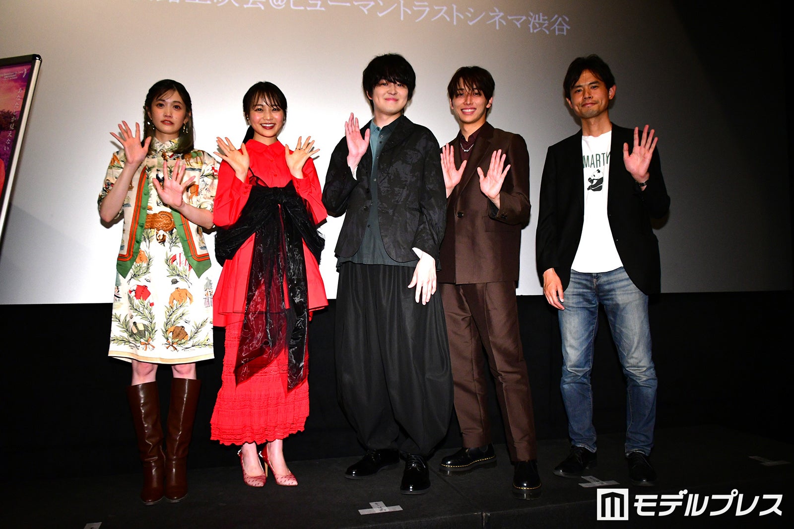 （左から）小泉萌香、林芽亜里、望月歩、高尾颯斗、宮岡太郎監督（C）モデルプレス
