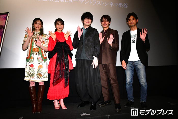 (左から)小泉萌香、林芽亜里、望月歩、高尾颯斗、宮岡太郎監督(C)モデルプレス