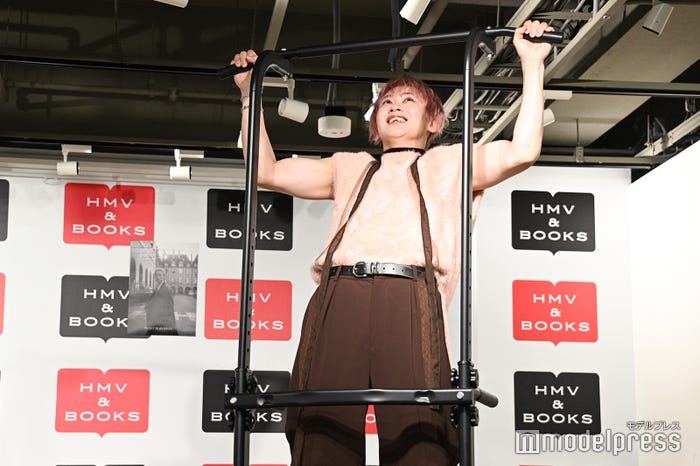 筋肉痛の中懸垂を披露するシューヤ(C)モデルプレス
