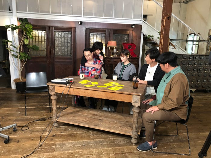 設楽統をバックハグする中村倫也、佐藤栞里、飯塚悟志(東京03)、日村勇紀(画像提供:テレビ朝日)