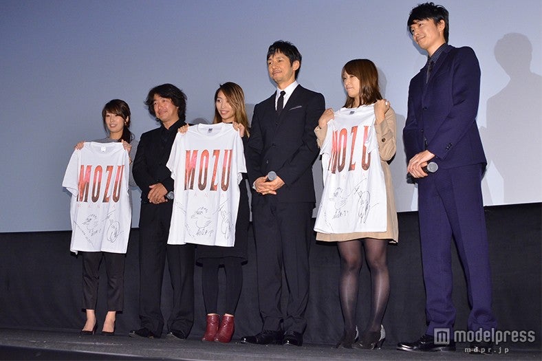 抽選で選ばれた観客にプレゼント観客