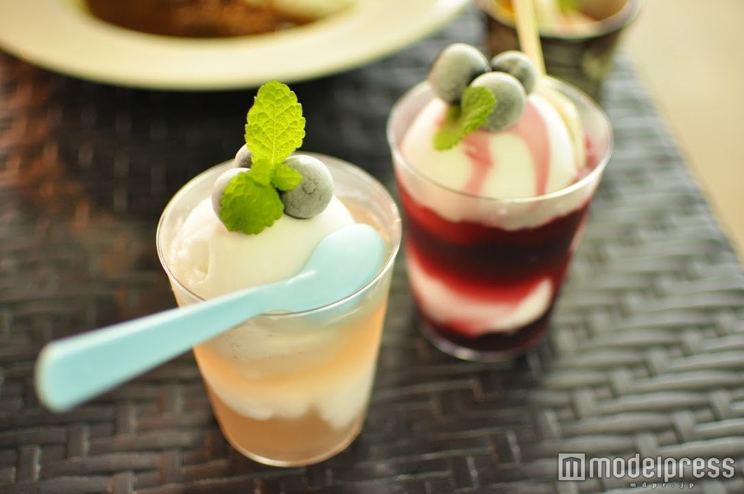 巨峰にごりワインフローズンと、ブドウジュースフローズン。よく混ぜて召上れ。（C）モデルプレス