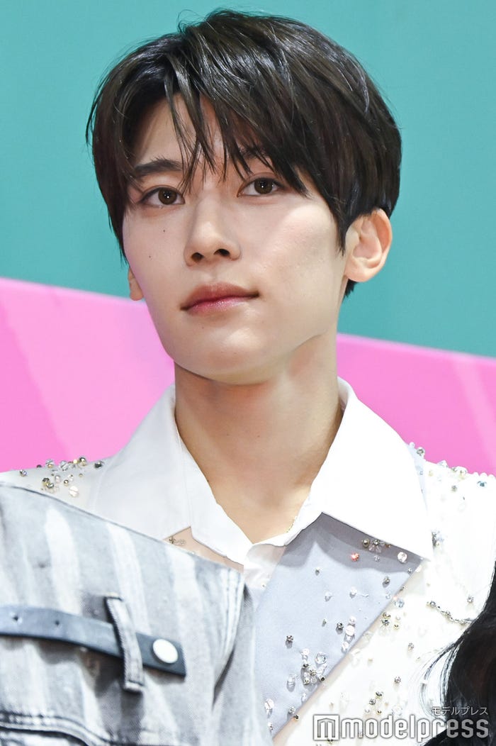 無数のビジューに負けない華やかさを持つシオン(C)モデルプレス