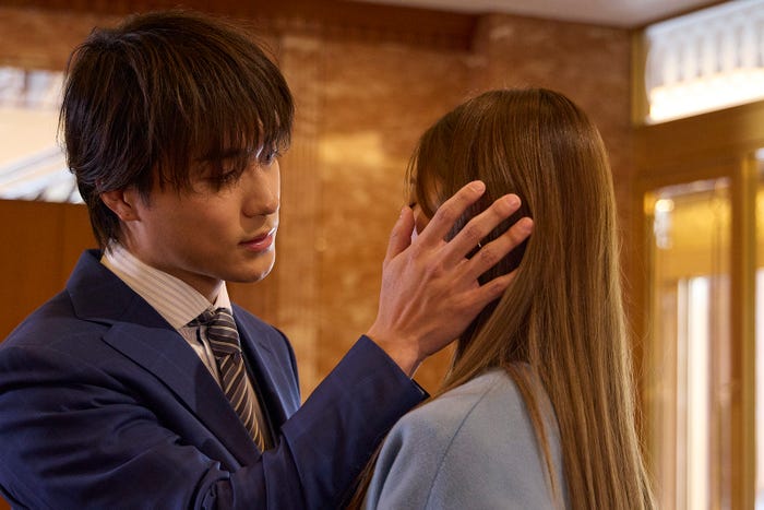 砂田将宏、紺野彩夏「復讐カレシ~溺愛社長の顔にはウラがある~」第6話(C)「復讐カレシ~溺愛社長の顔にはウラがある~」製作委員会・MBS