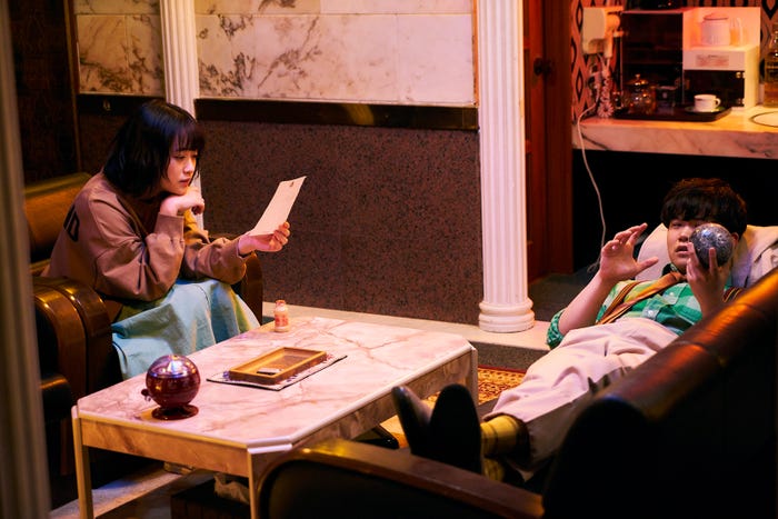 大原櫻子・矢本悠馬/「びしょ濡れ探偵 水野羽衣」第2話より(C)テレビ東京