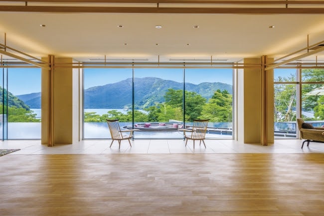 芦ノ湖の景観がスクリーンのように広がるロビー／画像提供：オリックス
