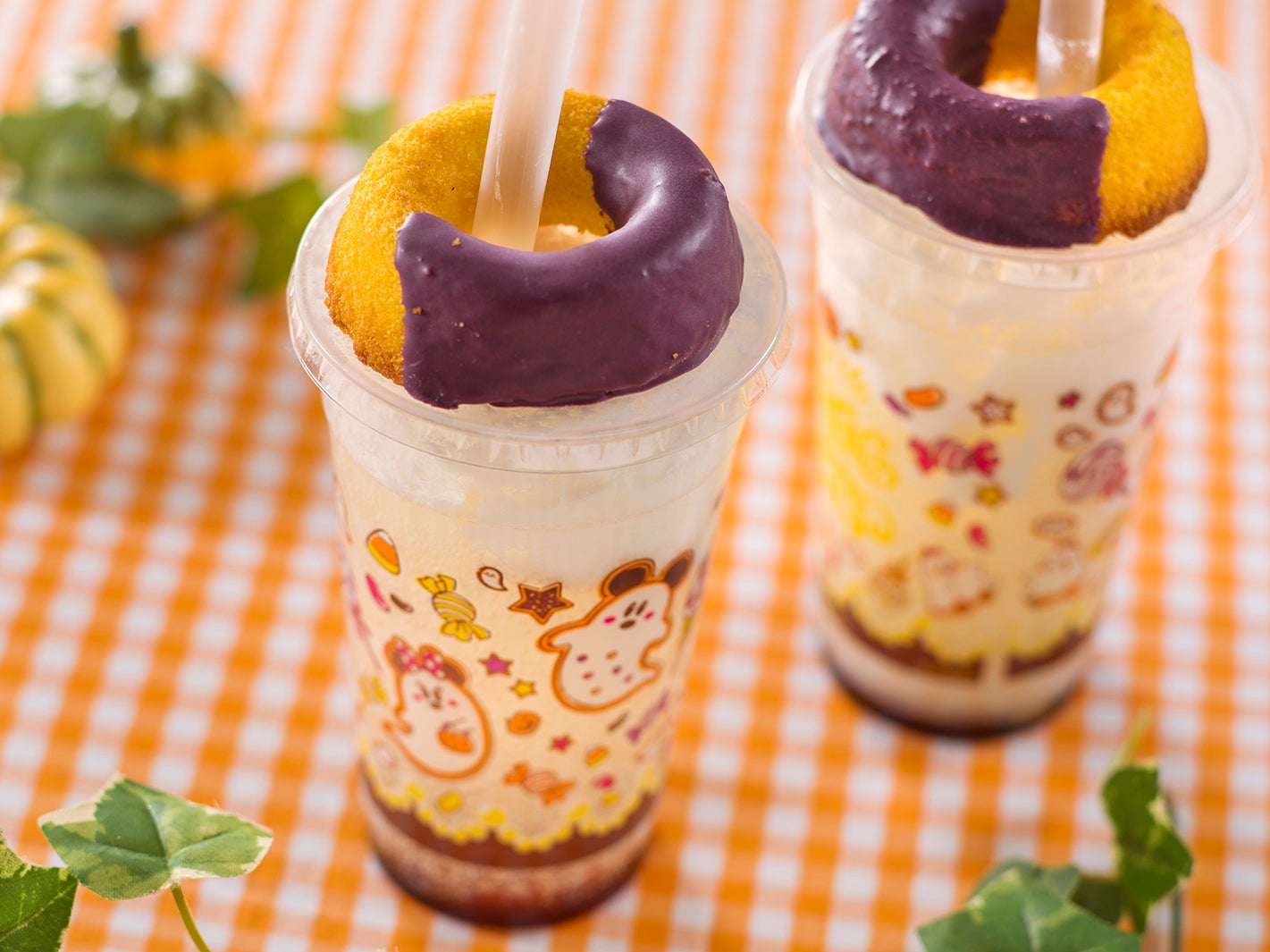 ポップコーンソーダ＆ドーナツ（1杯600円）（C）Disney