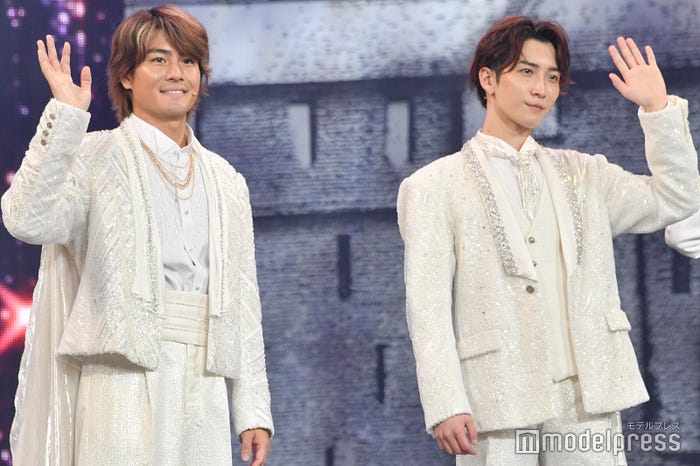 カーテンコールでホッとした表情を見せハイタッチを交わしていた森本慎太郎、渡辺翔太(C)モデルプレス