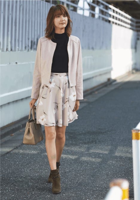 ハイネックノースリーブニット¥10,400/FRAY I.D 花柄フレアスカート¥13,000/Rirandture フェイクスエードノーカラージャケット¥12,900/PROPORTION BODY DRESSING/モデル:美優 (C)TOPLOG